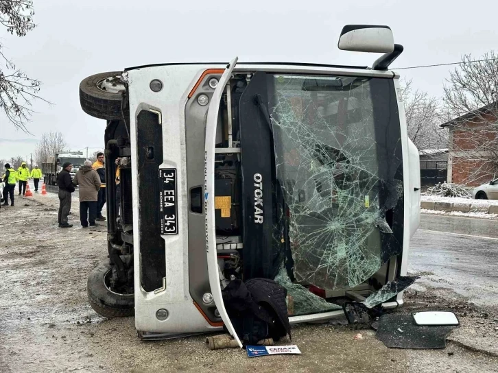 Cenaze taşıyan midibüs yan yattı: 13 yaralı