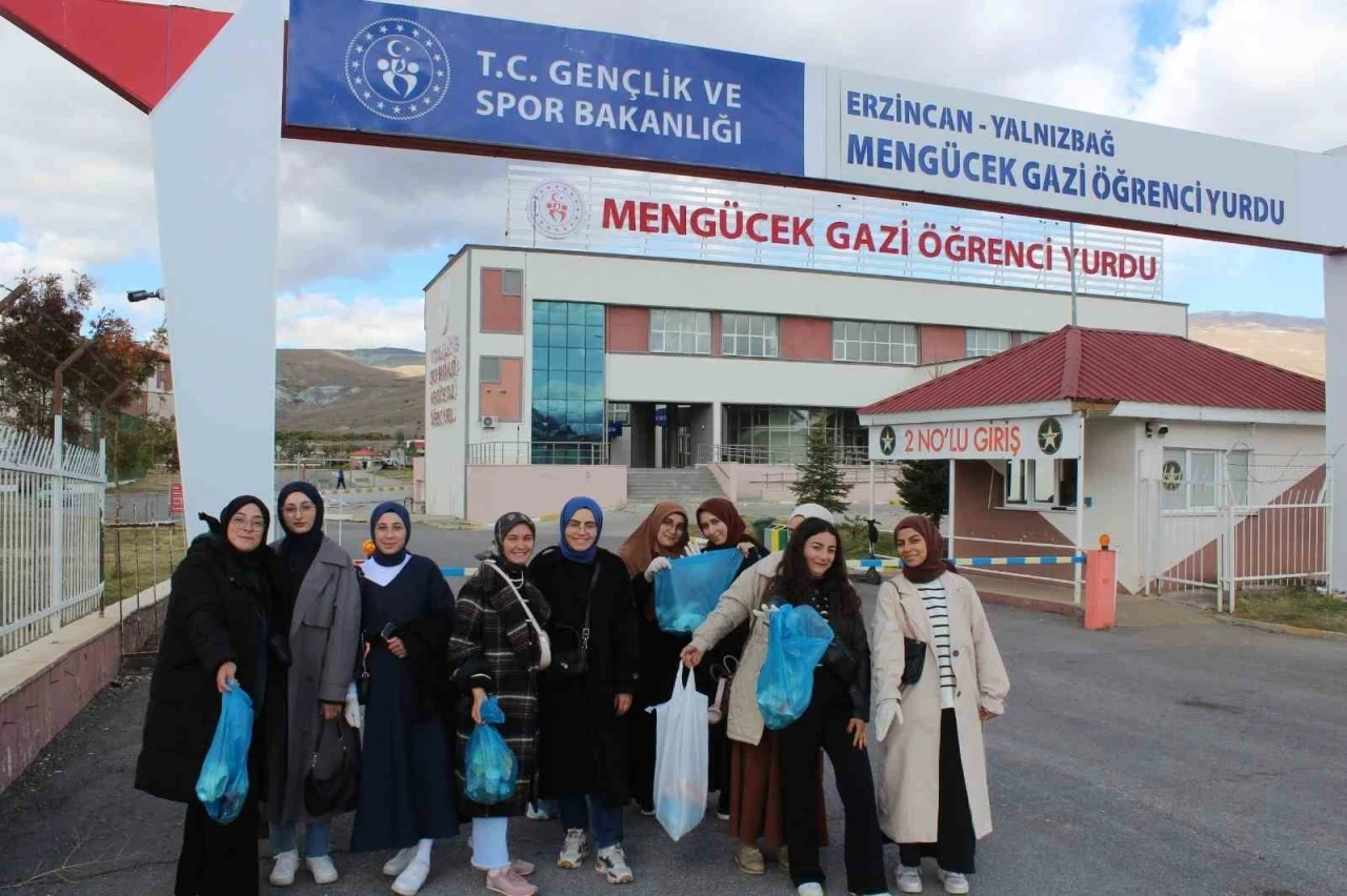 Çevre bilinci için gönüllü öğrenciler sahada
