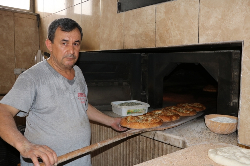 270 derecede çalışan fırının başında oruç tutuyorlar