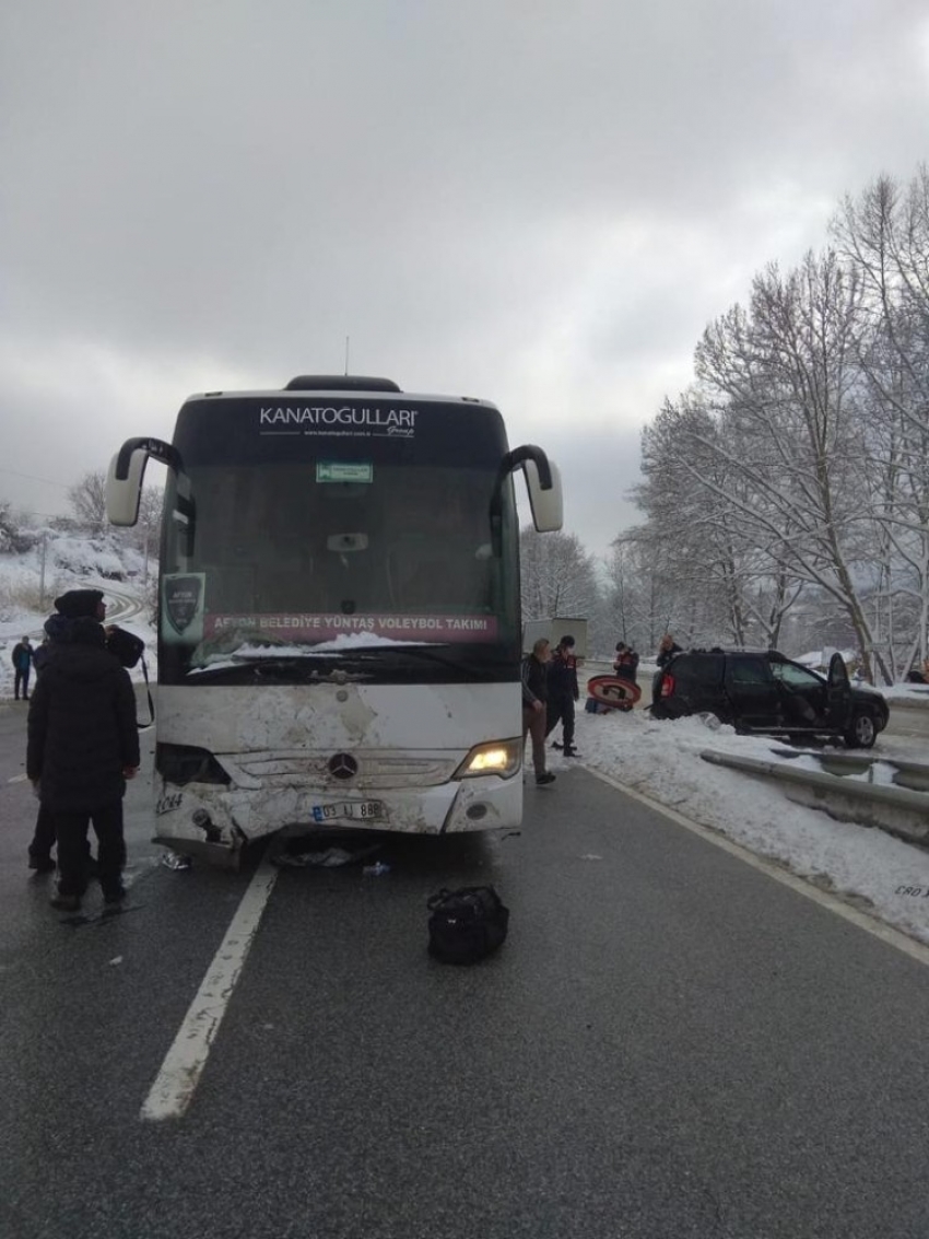 Bursa’da voleybol takımını taşıyan otobüs kaza yaptı, 3 kişi yaralandı