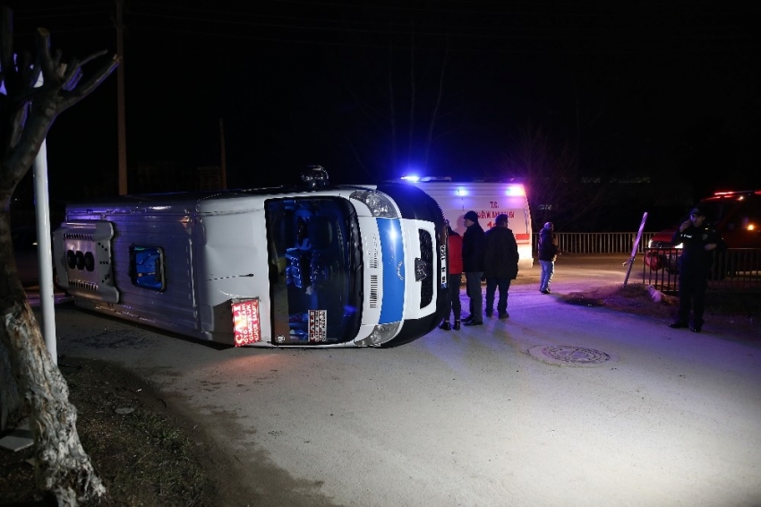 Bursa’da yolcu minibüsü yan yattı, 23 kişi ölümden döndü