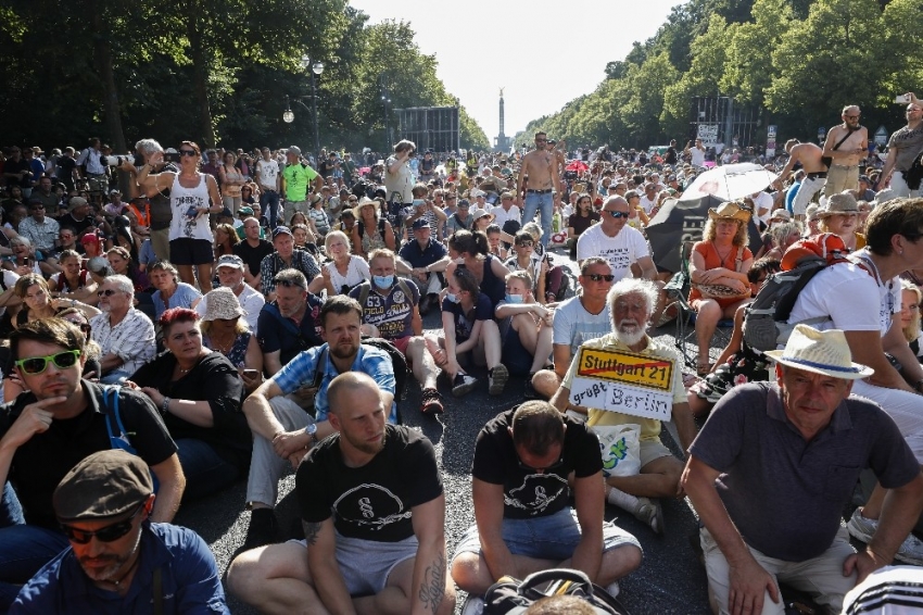 Berlin’de Covid-19 kısıtlamaları protesto edildi