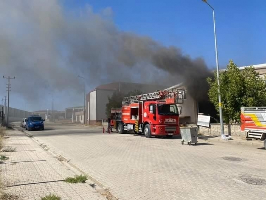 Pano fabrikasındaki yangın korkuttu