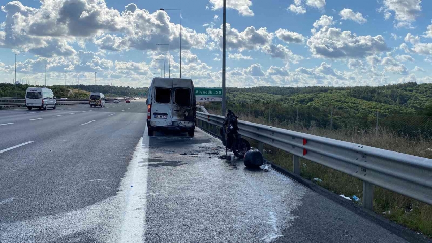 Emniyet şeridindeki minibüse çarpan motosiklet patladı: 1 yaralı