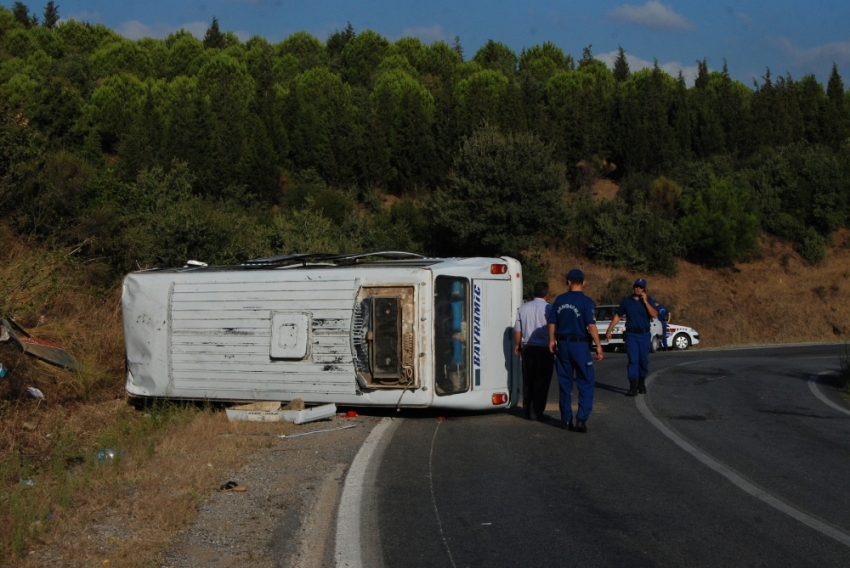 Tarım işçilerini taşıyan minibüs devrildi: 12 yaralı