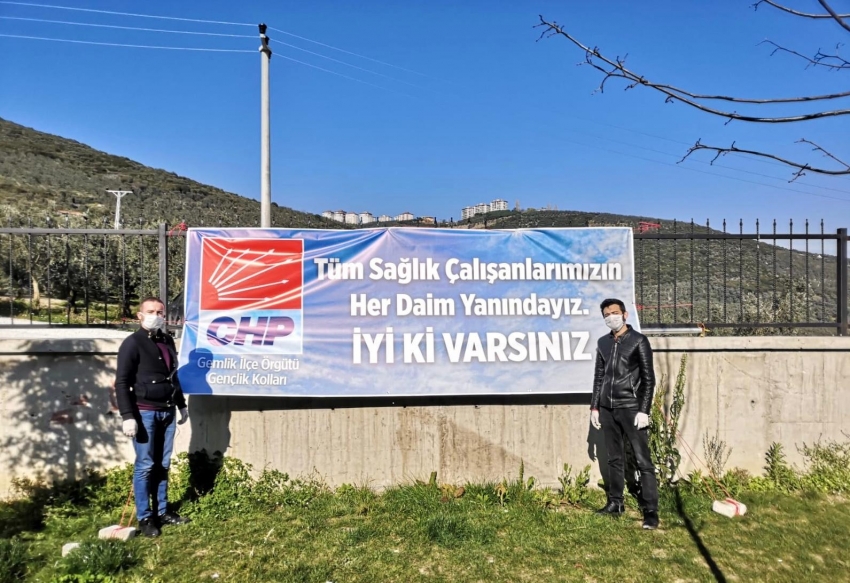 Gemlik'te CHP’li gençlerden sağlıkçılara, “İyi ki Varsınız!”