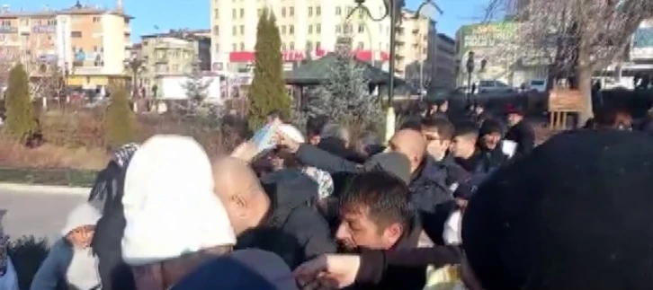 CHP Erzurum’da Kur’an-ı Kerim dağıttı, vatandaşlar birbirleriyle yarıştı