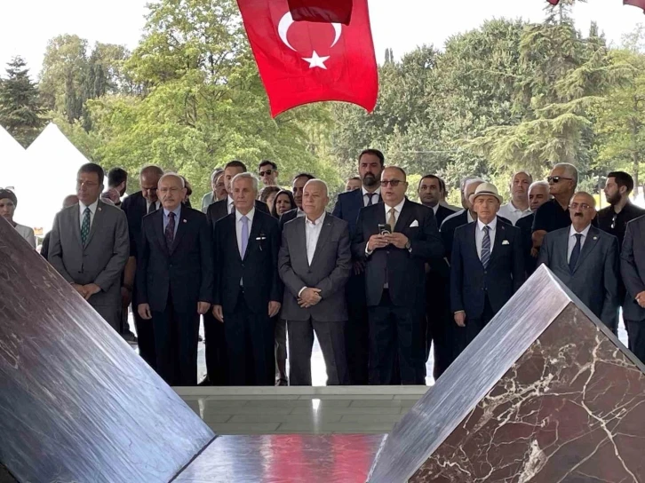 CHP Genel Başkanı Kılıçdaroğlu, Özal ve Menderes’in anıt mezarlarını ziyaret etti
