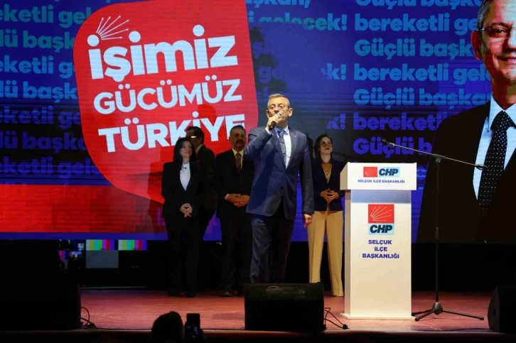 CHP Genel Başkanı Özel, Selçuk adayının tanıtım toplantısına katıldı
