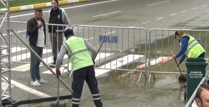 CHP’li belediye, miting öncesi göle dönen alanı temizledi