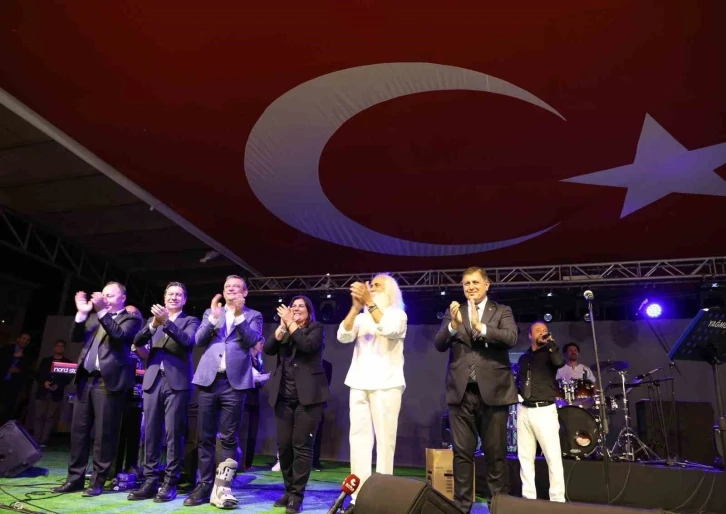 CHP Lideri Özgür Özel, Aydın’da Suavi konserine katıldı
