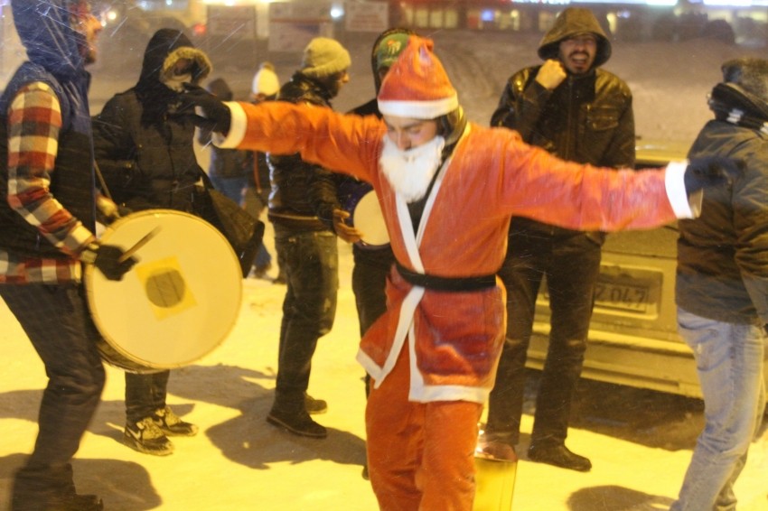 Bursa'da Noel Baba'ya çiftetelli oynattılar!