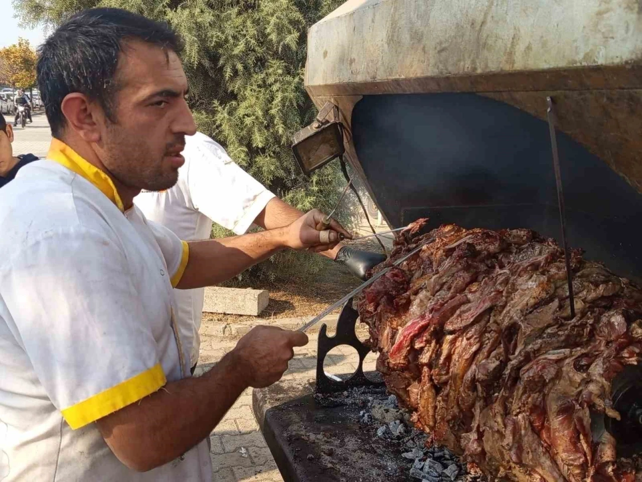 Ciğer kenti Diyarbakır’da cağ kebabı ustası ve lisanslı arıcı, fuarda ürünlerini sergiledi
