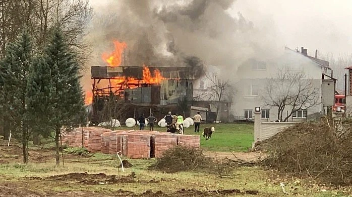 Çıkan yangında odunluk ve ahır alevlere teslim oldu
