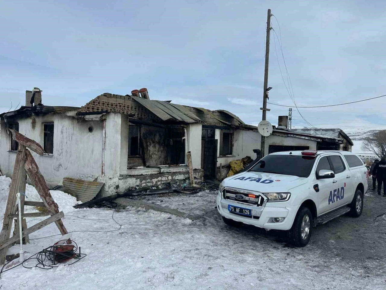 Çıldır’da çıkan yangında bir ev kül oldu
