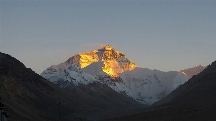 Çinli araştırma ekibi, Everest Dağı'nın zirvesine ulaştı