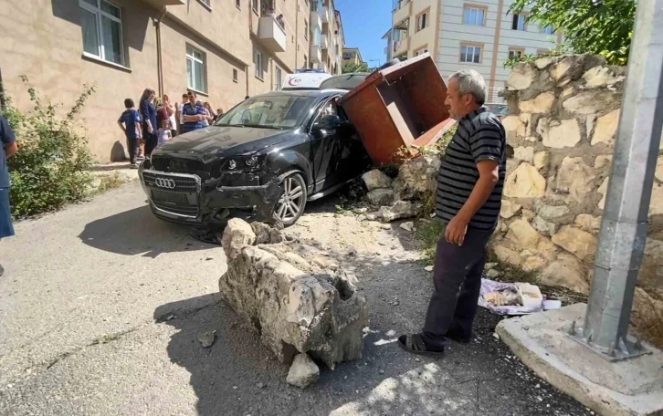 Cip önce otomobil ile römorka çarptı, sonra istinat duvarını yıktı: 1 yaralı
