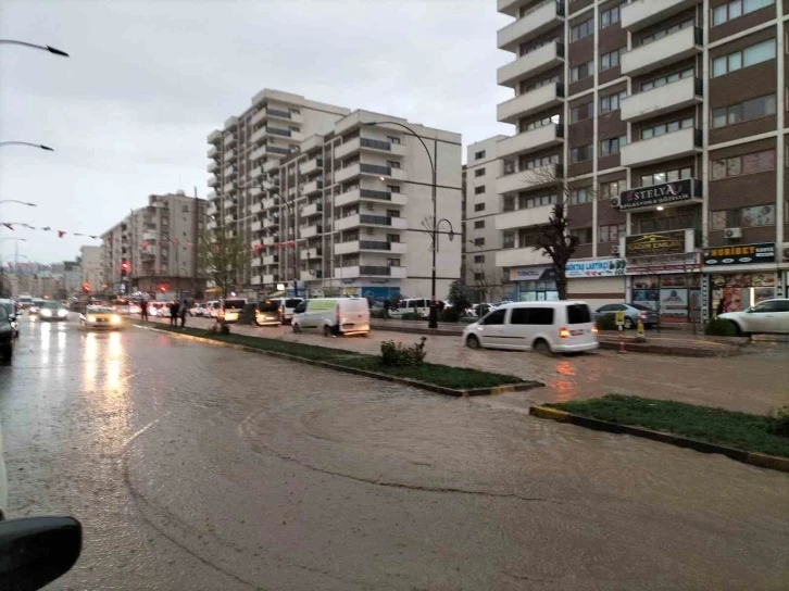 Cizre’de sağanak hayatı olumsuz etkiledi
