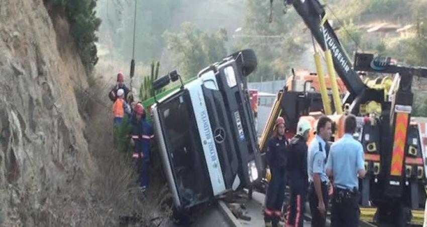 Çöp kamyonu su kanalına uçtu: 1 ölü, 1 yaralı