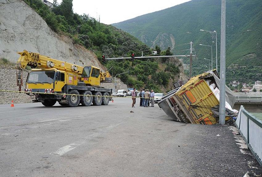 Yol çökünce park halindeki kamyon devrildi