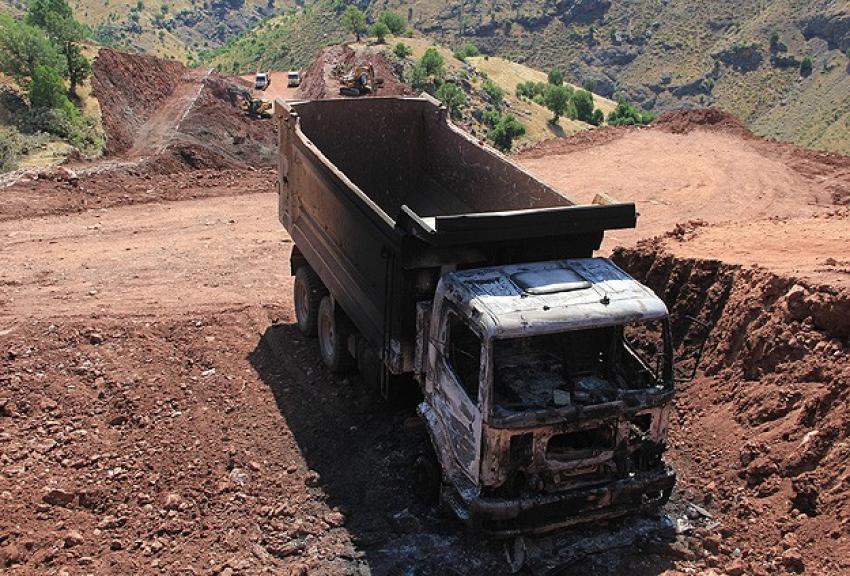 Baraj inşaatındaki iş makineleri yakıldı