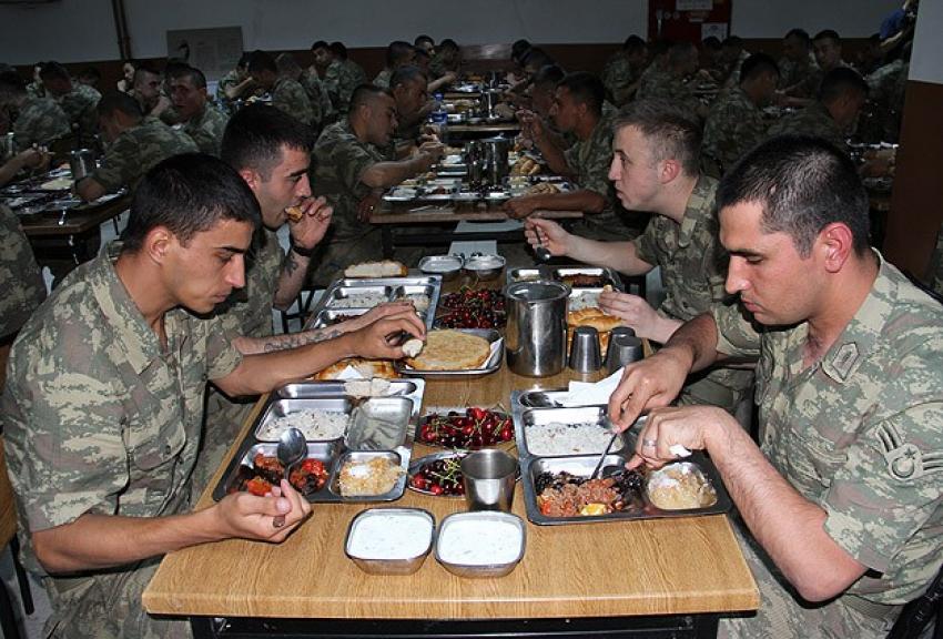 Sınırda Mehmetçik ilk iftarını açtı