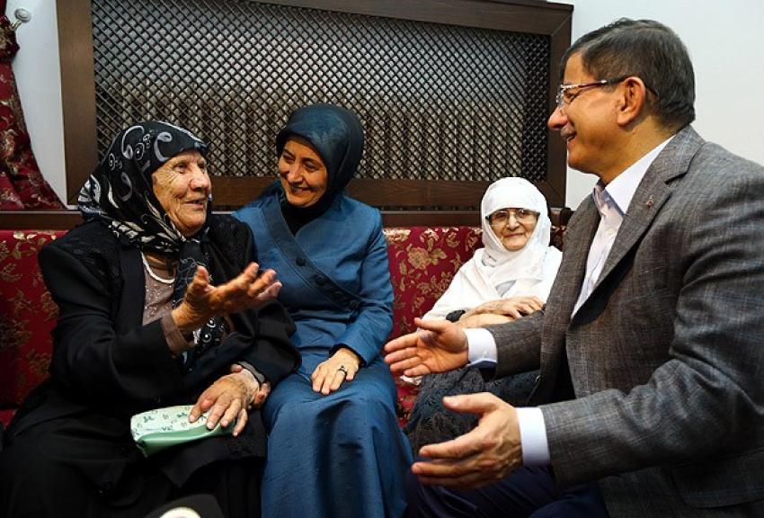 Davutoğlu Darülaceze sakinleriyle buluştu