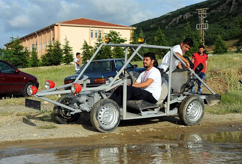 Harçlıklarıyla motorlu araç ürettiler