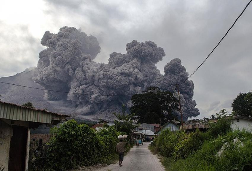 Sinabung Yanardağı'nda patlama