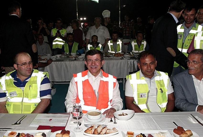 Davutoğlu işçilerle iftarda buluştu