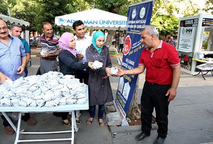 Suriyeliler iftar paketi dağıttı