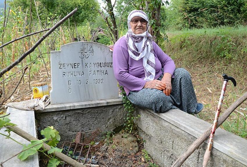 20 yıldır her hafta kendi mezarını temizliyor