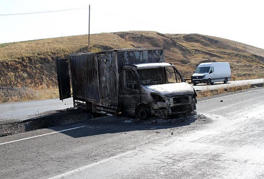 Ağrı'da yol kesen teröristler araç yaktı