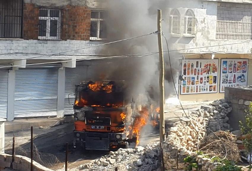 Teröristler itfaiye aracını ateşe verdi