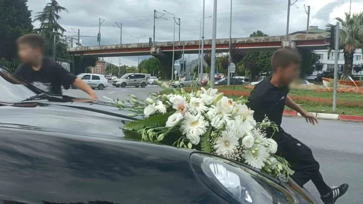 Çocuklar bahşiş için hayatlarını tehlikeye attı
