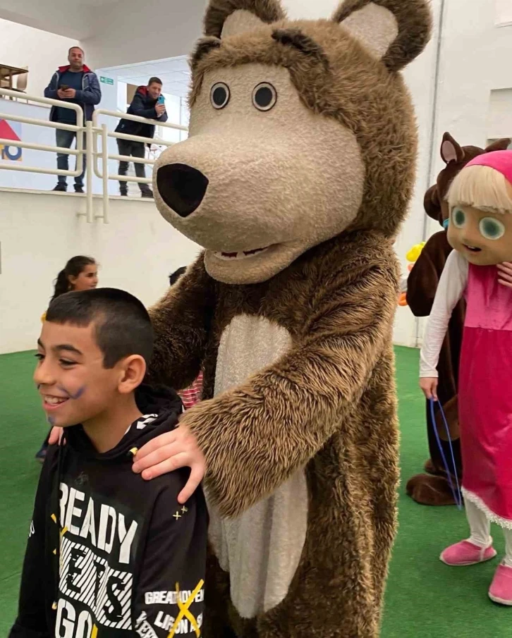 Çocuklar depremin acısını unutmaya çalışıyor
