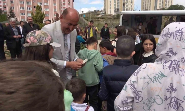 Çocukları mutlu eden bayram geleneği: Harçlık ve pamuk şeker dağıtıldı
