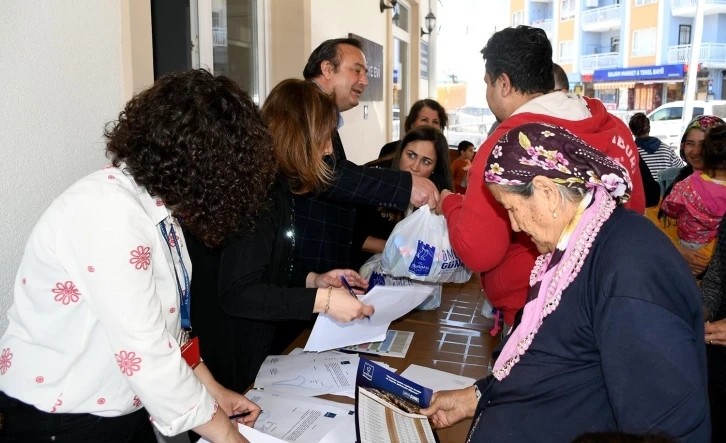 Çocukların beslenme çantalarını Kuşadası Belediyesi dolduruyor
