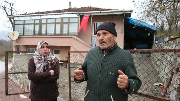 Çocuklarını büyüttükleri evin yıkılacak olmasının üzüntüsünü yaşıyorlar