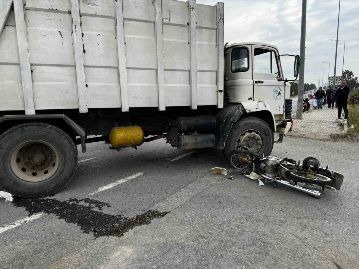 Çöp kamyonu ile motosiklet çarpıştı: 1 ağır yaralı
