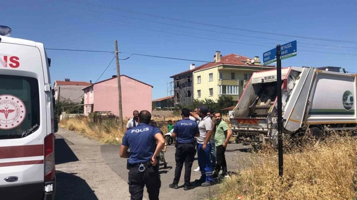 Çöp kamyonuyla halk otobüsü çarpıştı: Temizlik işçisi yaralandı
