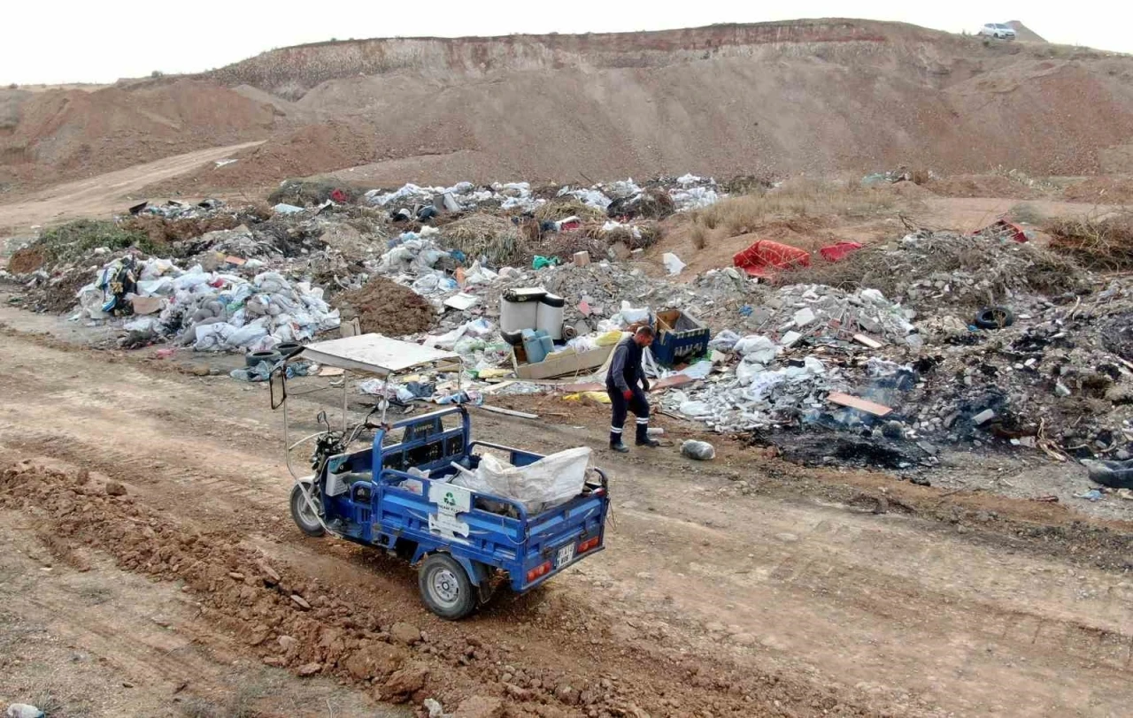 Çöpleri boş araziye atıp yakarak vatandaşın zehir solumasına neden oluyorlar
