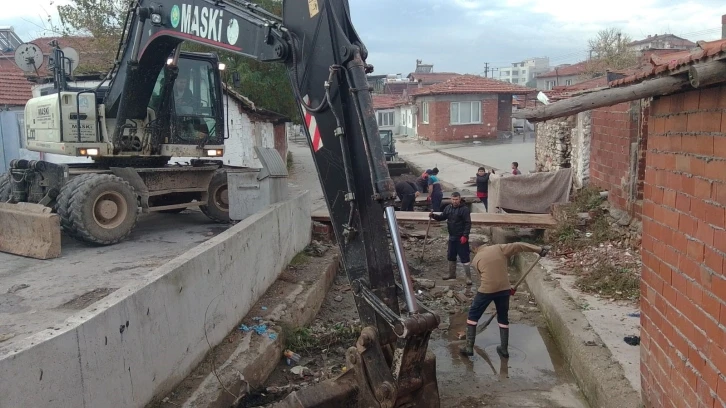 Çöplüğe dönen dere yatağını MASKİ temizledi
