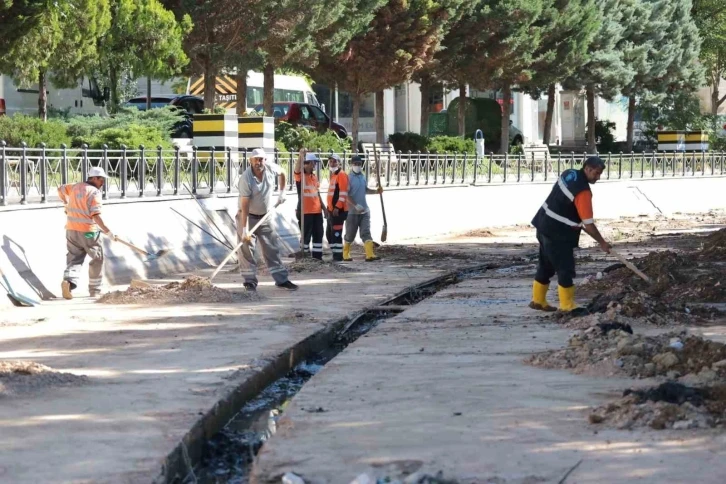 Çöplüğe dönen Uluırmak kanalı belediye tarafından temizleniyor
