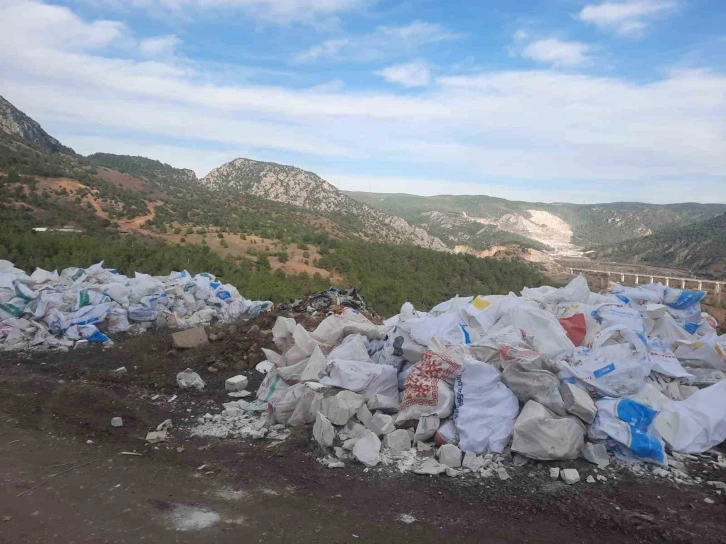 Çöplük yolu dökülen moloz yığınlarından geçilmiyor
