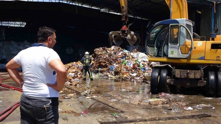 Çöpte başlayan yangın iki işyerine sıçradı