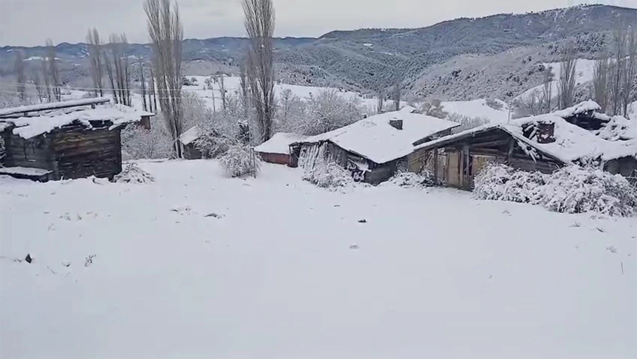 Çorum’da kar yağışı köyleri beyaza bürüdü
