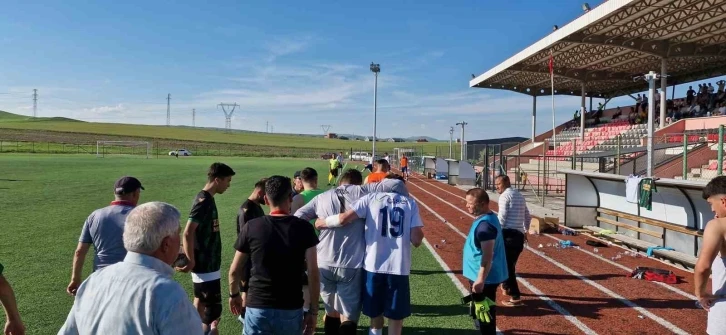 Sıcaktan bayılan 2 futbolcu hastanelik oldu