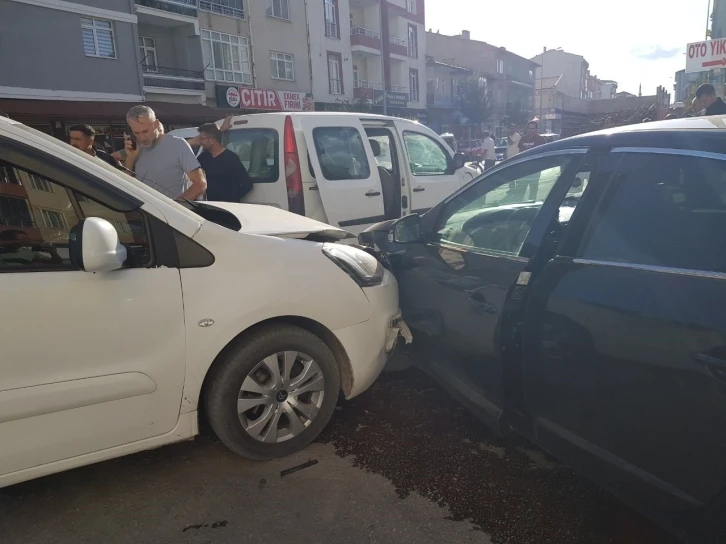 Çorum’da zincirleme trafik kazası: 2’si çocuk 4 yaralı
