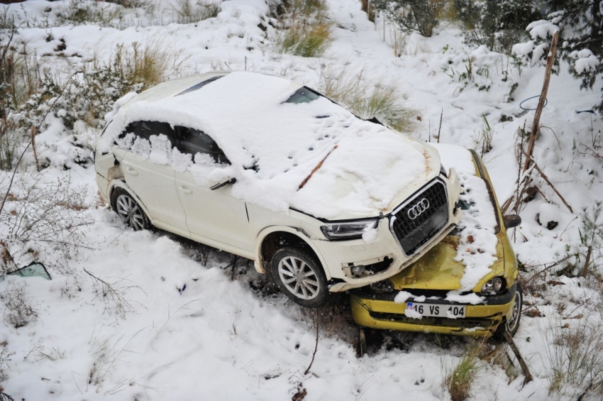 Karda kayan cip, önüne aldığı otomobille şarampole uçtu!